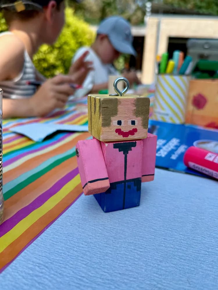 Een zelfgemaakt figuurtje van houten blokjes
